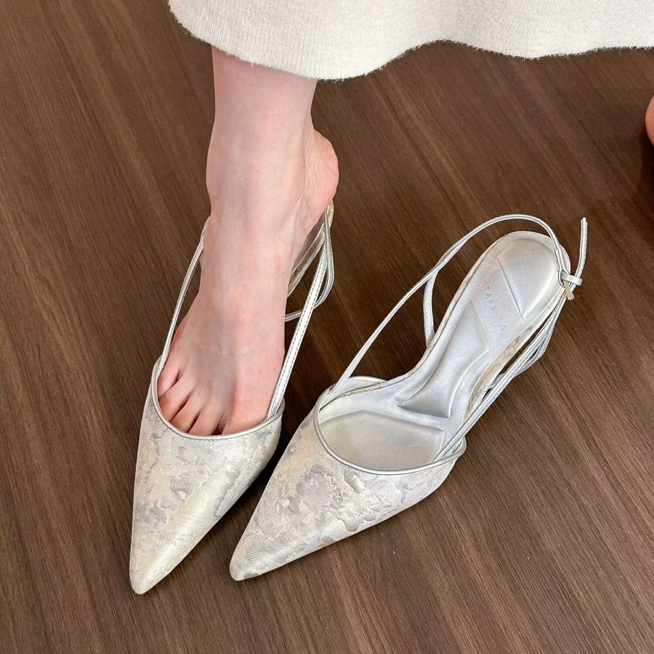 

Летом и осенью 2025 года новая модная и универсальная сумка-голова с сандалиями, котятами на проволоке и пустыми одинарными туфлями сзади. 40 серый