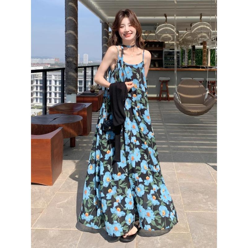 The new seaside vacation dress has a high sense of texture, blue color, sleeveless suspender dress, female summer.