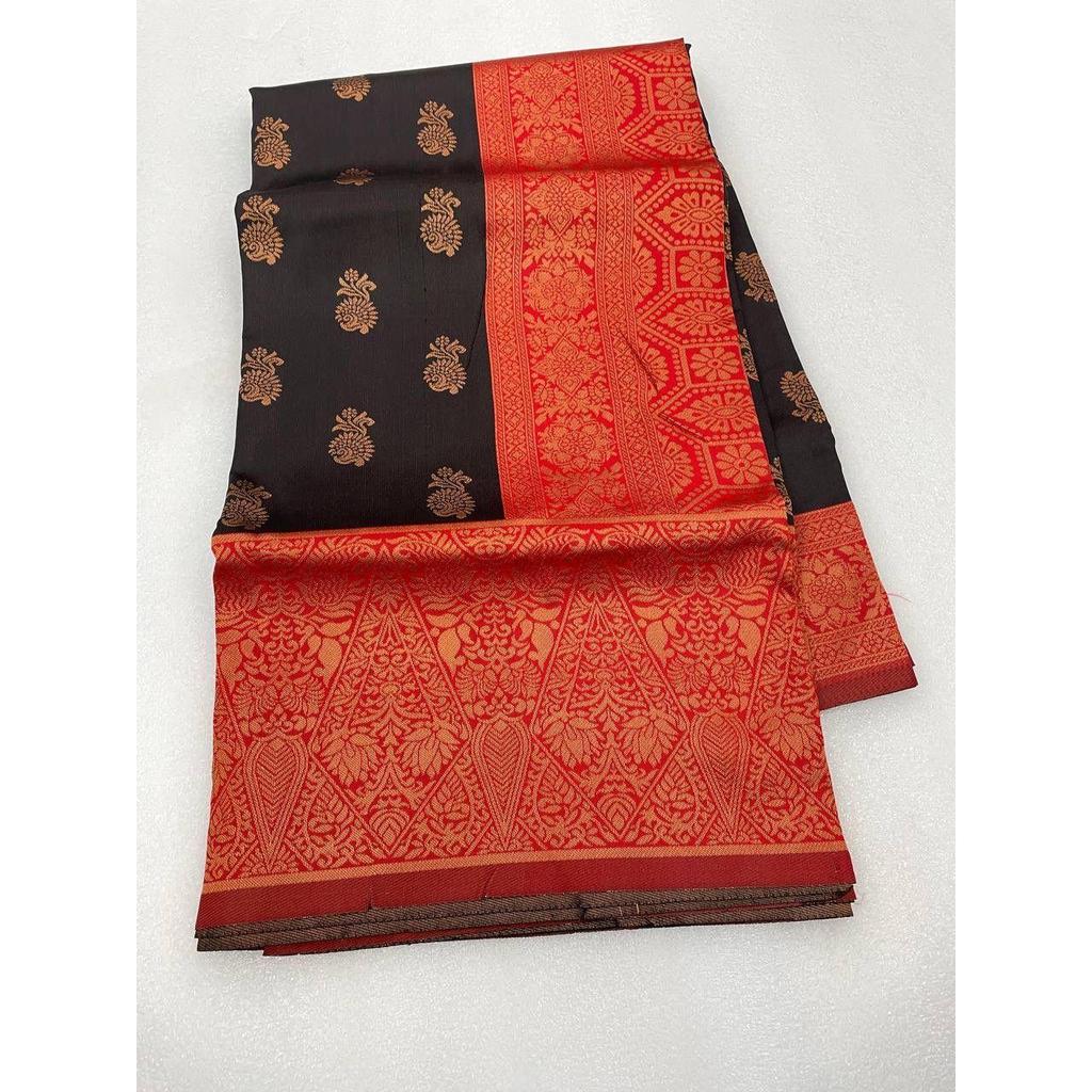 Dieser wunderschöne Saree ist elegant mit wunderschönem solidem Jacquard-Gewebe verziert, das dem Outfit einen perfekten Look verleiht.