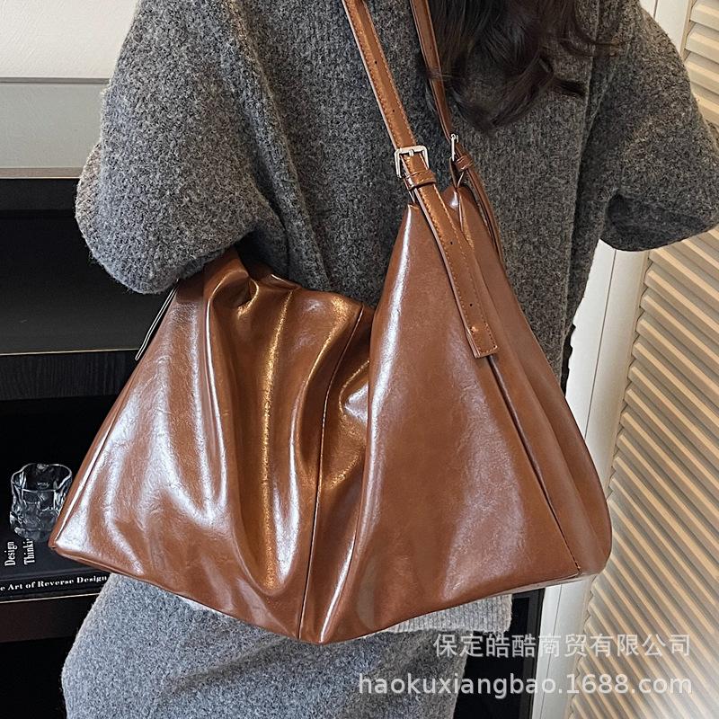 Retro bag women's large capacity 2025 new autumn and winter niche design shoulder messenger bag popular commuter tote bag