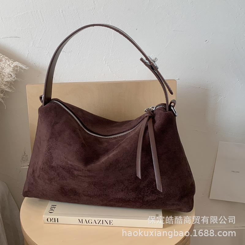 Premium sense niche bag women's autumn and winter 2025 new matte retro messenger bag casual explosion portable dumpling bag