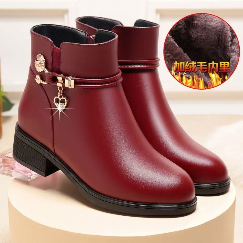 

Бархатные теплые короткие ботинки на осень и зиму не утомляют и удобны, а кожаные ботинки - это модные ботинки на плоской подошве для женщин среднего возраста. 41