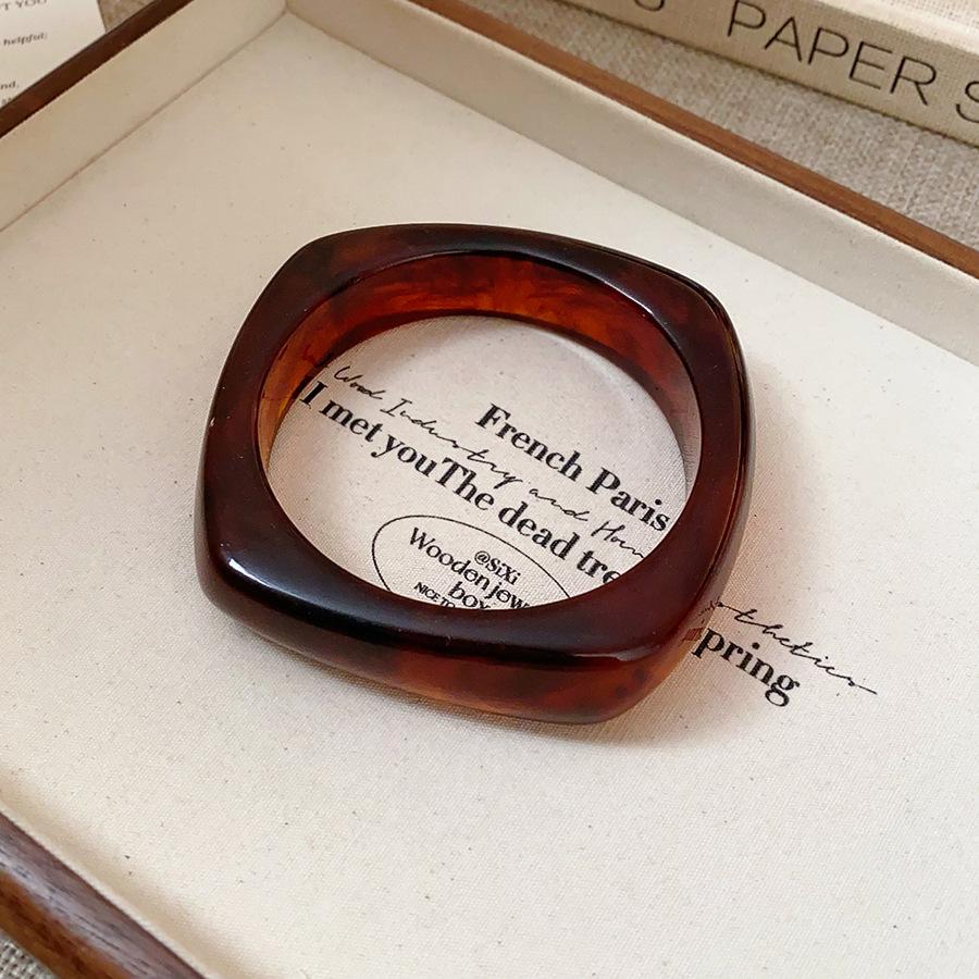 Vintage-Inspired Chinese Wood Grain Bracelet: Elegant, Versatile Hand Jewelry with a Niche Design Flair