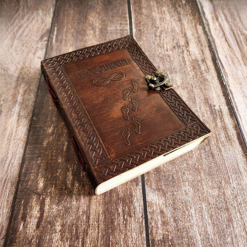 

Дневник из тисненой кожи «Путешествие», Кожаный альбом для эскизов, Дневник снов, Коричневый дневник, Кожаный дневник с замком, Премиальный дневник. 7 x 5 in