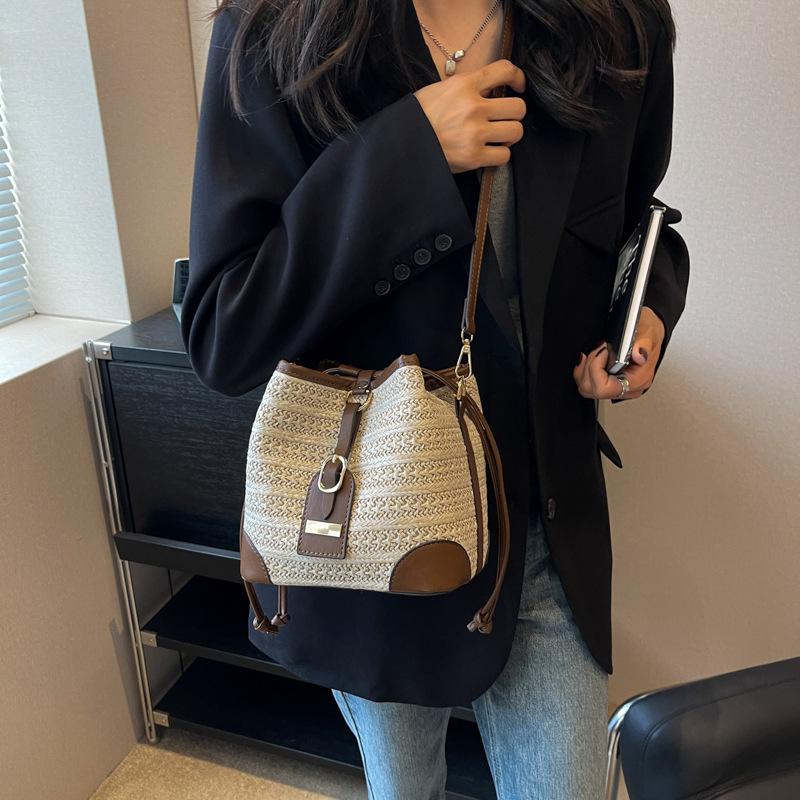 New Retro Contrasting Color Versatile Small Bag for Women's Beach Vacation and Leisure, Woven Straw Bucket Bag, Crossbody Bag