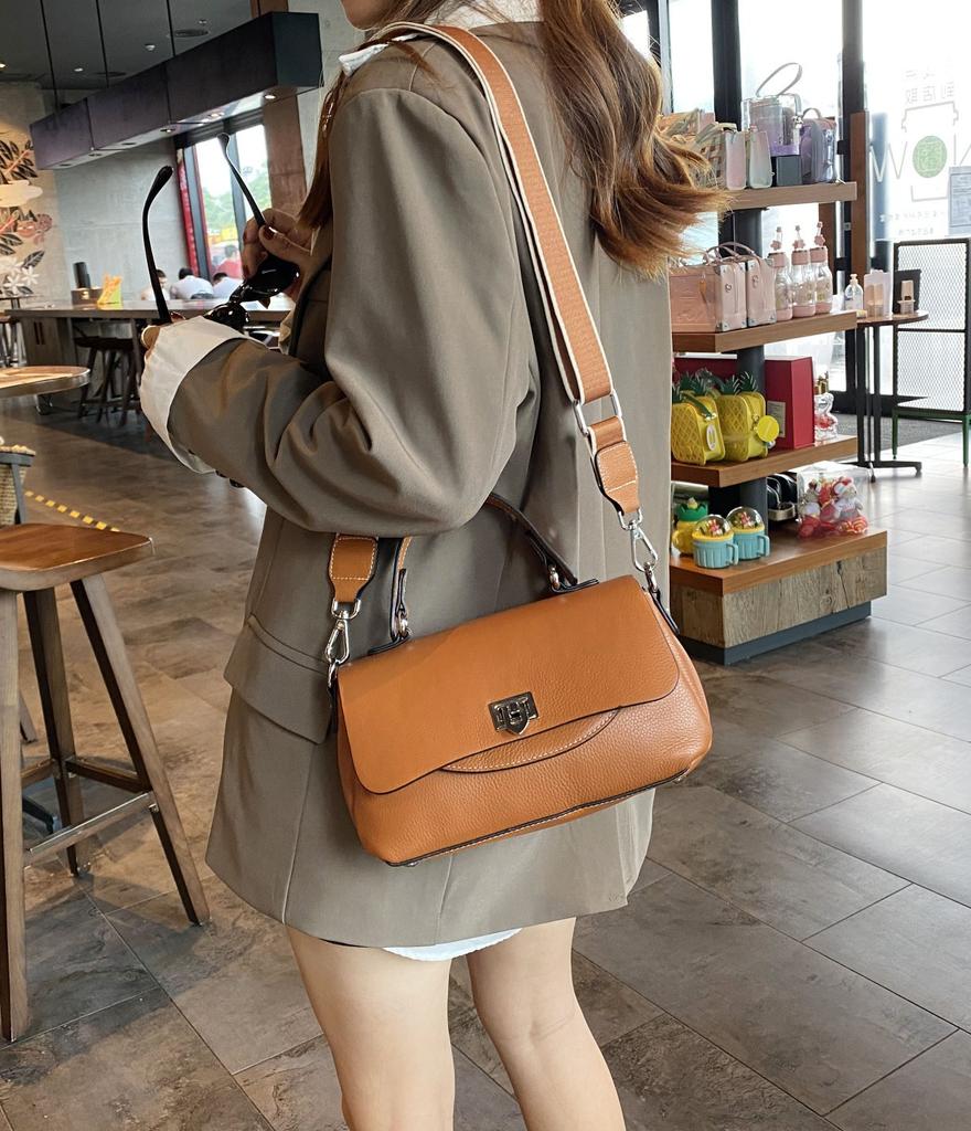 New Korean Style Fashionable Hand Held Crossbody Bag Fashionable Versatile Large Capacity Women's Shoulder Bag