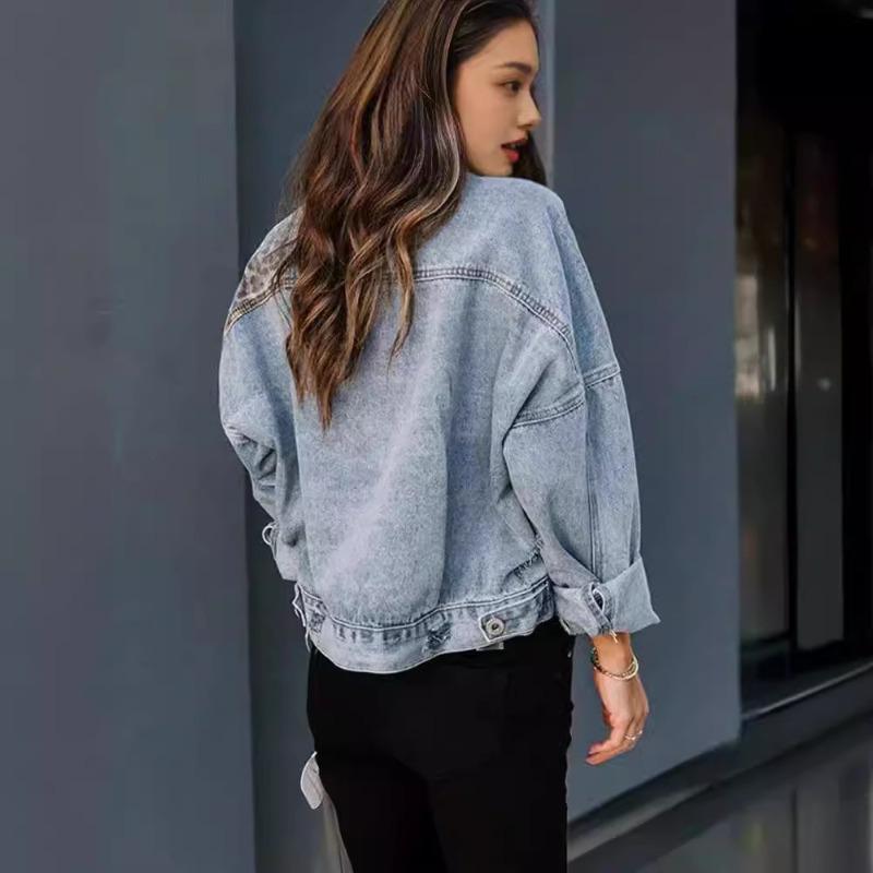 Lässige Jeansjacke mit Leopardenmuster, Polokragen und langen Ärmeln