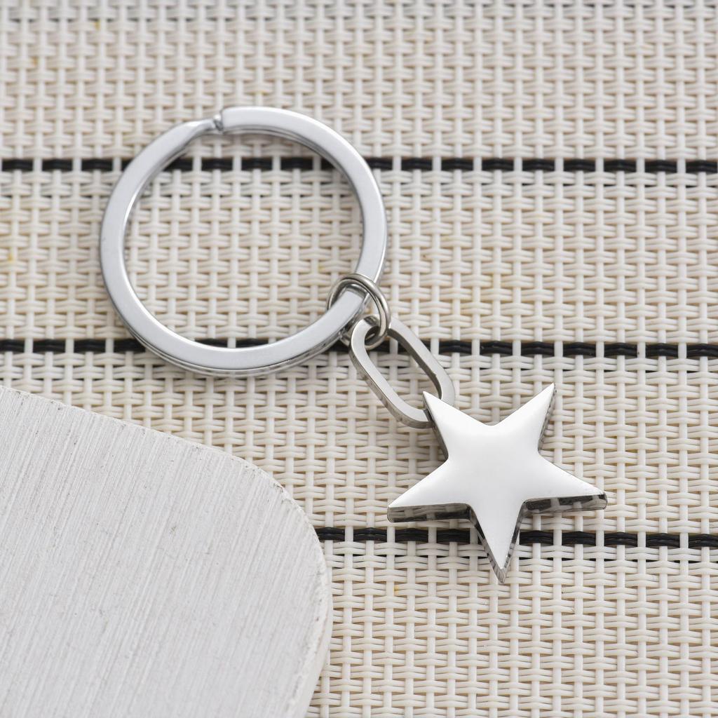 Porte-clés en acier inoxydable étoile à cinq branches Design 3D lisse Pendentif de sac tendance Porte-clés pratique ne se décolore pas