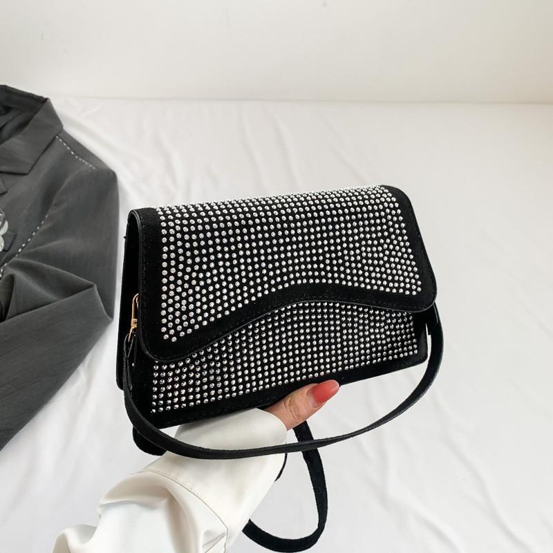 

Stylish Casual Square Bag For Women With Single Strap And Sleek Synthetic Leather Lining чёрный