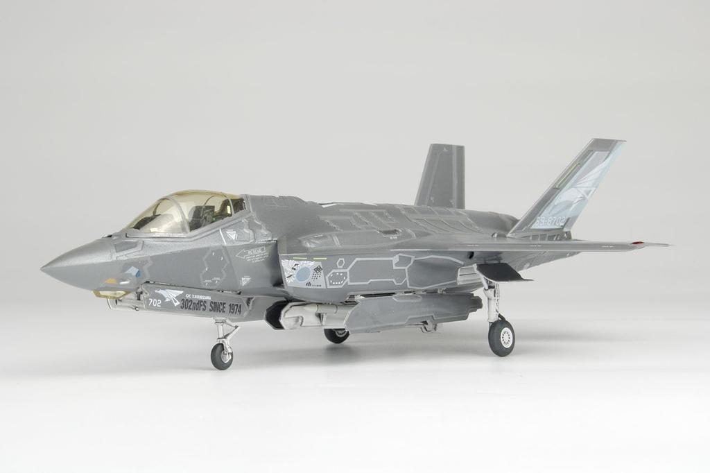 PLATZ Japan Air Force Lightning II 302nd Squadron 50th Anniversary Commemorative Paint Scheme Plastic Model Kit Masking 1/72 Self-Defense F-35A (with