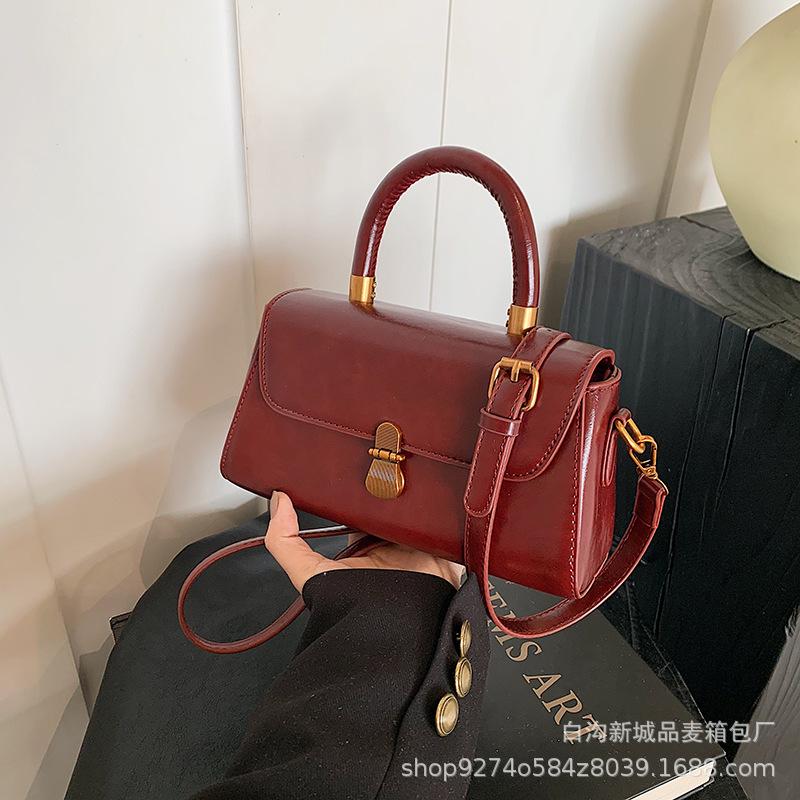 

This year s popular fashion portable small bag women s bag 2025 new trendy temperament versatile single shoulder messenger small square bag красный
