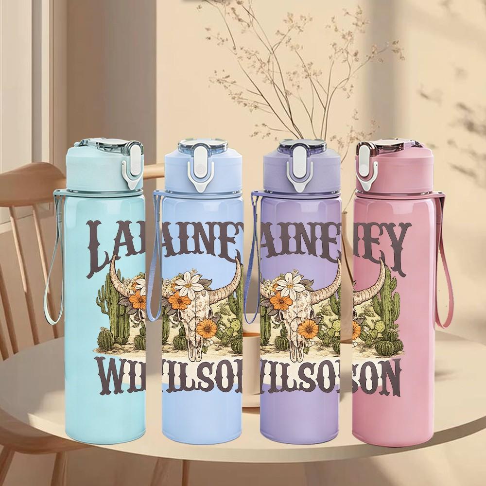 1PC Lainey Wilson Retro Western Text Print 750ml Color Plastic Sports Water Bottle Leakproof Flip Straw Lid Suitable for Sports Office Home Use