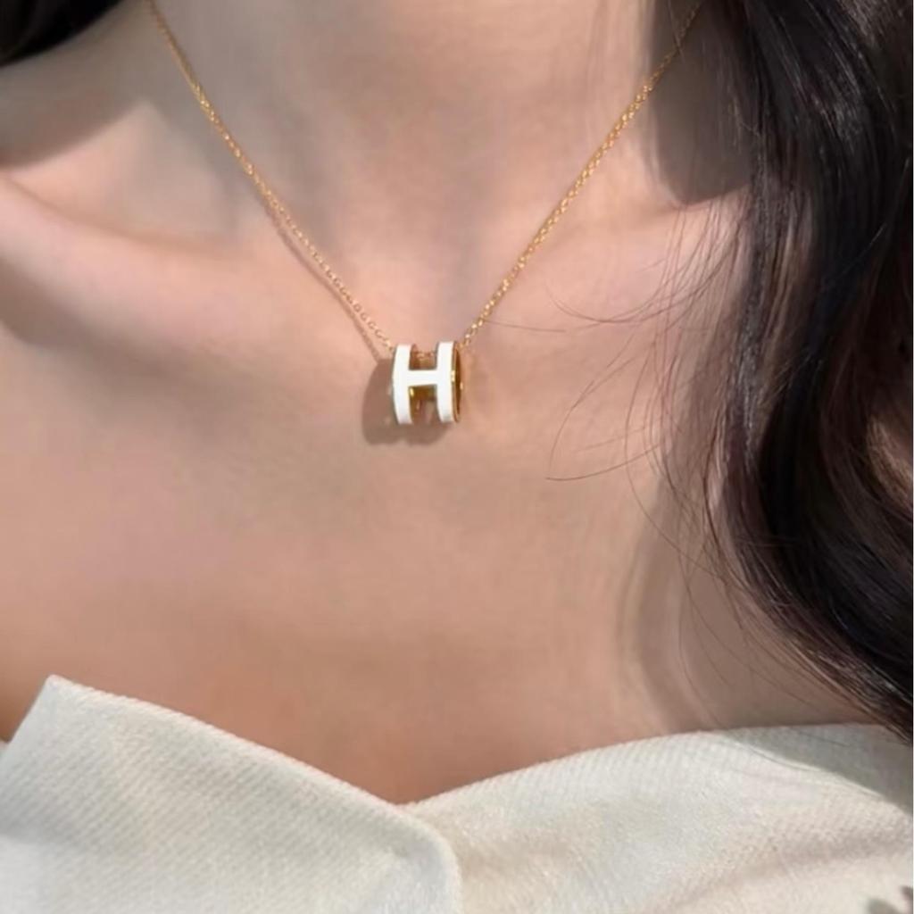 Dámský vysoce kvalitní smaltovaný náhrdelník Hermes s písmenem H, 18K růžové zlato, univerzální neblednoucí přívěsek na klíční kost