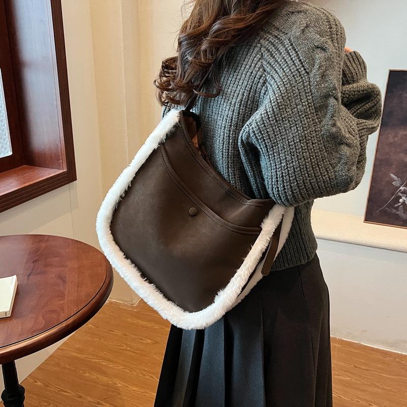 2025 new autumn and winter matte leather with fur bag, bucket bag, women's oblique span, high-end sense, large-capacity tote bag