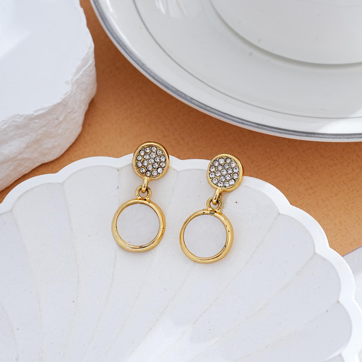 European Style Oval Mother-of-Pearl Diamond Stud Earrings - High-End Niche Design золотой