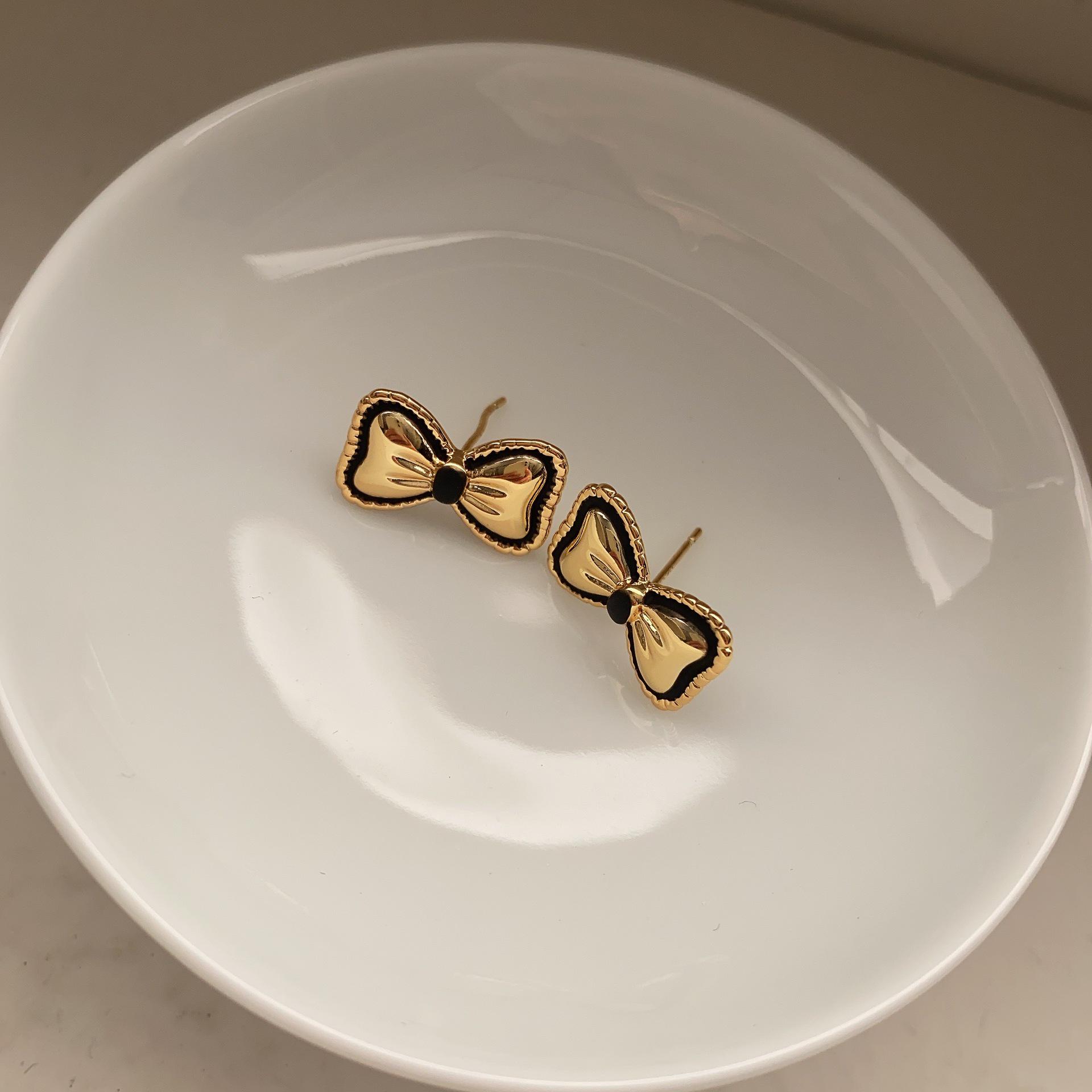 

Высококлассные серьги-пусеты в корейском стиле с матовым золотым бантом – Осенне-зимние милые, омолаживающие рождественские серьги