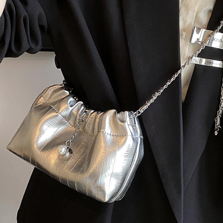 2025 New Bag Women's Niche Light Luxury Pleated Cloud Bag Chain Messenger Bag Fashionable Versatile Shoulder Bucket Bag