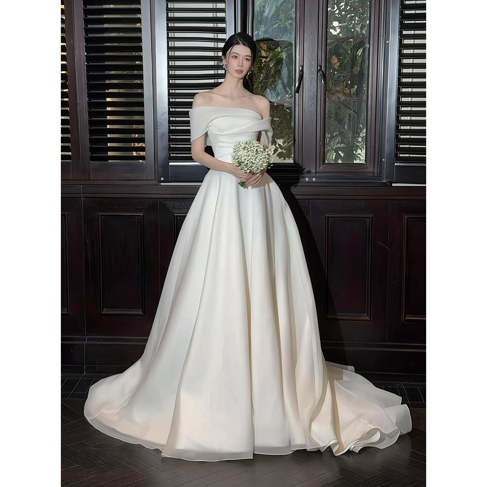 Elegant Simple Bridal Gown One Shoulder Lightweight Outdoor Wedding Dress Floor Length Train Korean Style Bridal Dress
