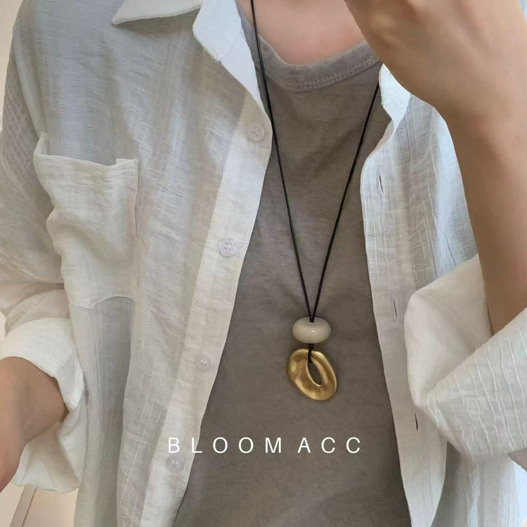 Niche design minimalist water drop pendant long necklace women's high-end sense cold leather rope sweater chain with accessories