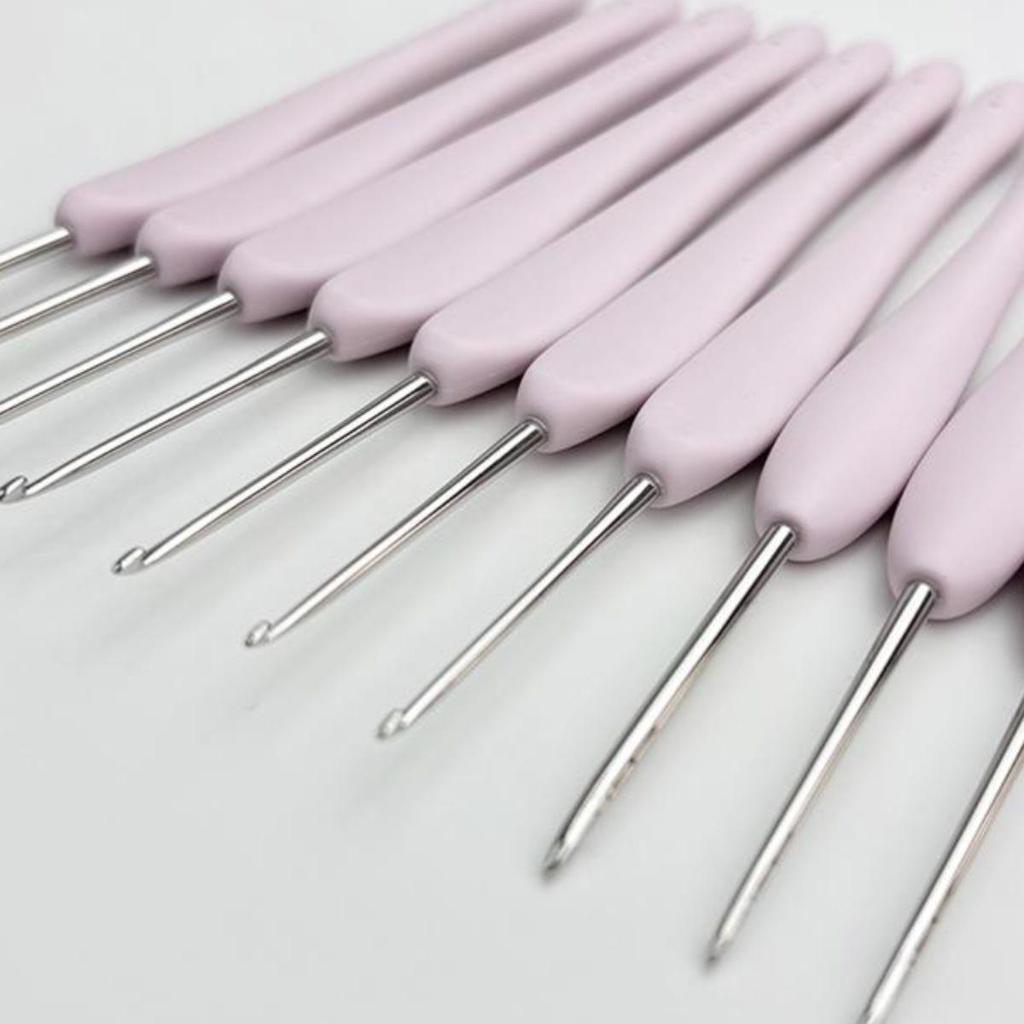 Elegant Pink-Purple Resin Soft Grip Crochet Hook for Handmade Knitting and Wool Circular Needle Projects