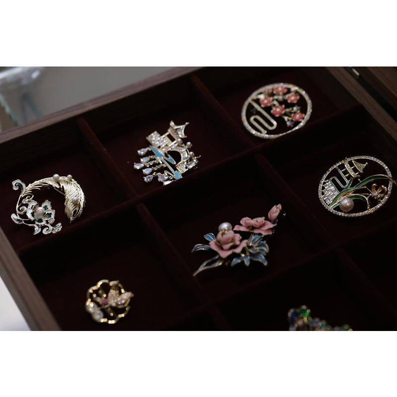 Bo Xin Yun Plum Blossom Brooch: Exquisite Retro Corsage Pin for Cheongsam & Suits