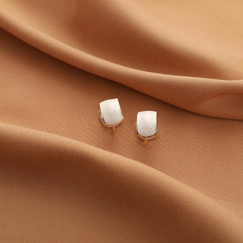 Korean Style Retro Pearl Ear Clip for Women - Mosquito Coil Holder, No Piercing, High-End, Fashionable and Versatile Luxury Earrings