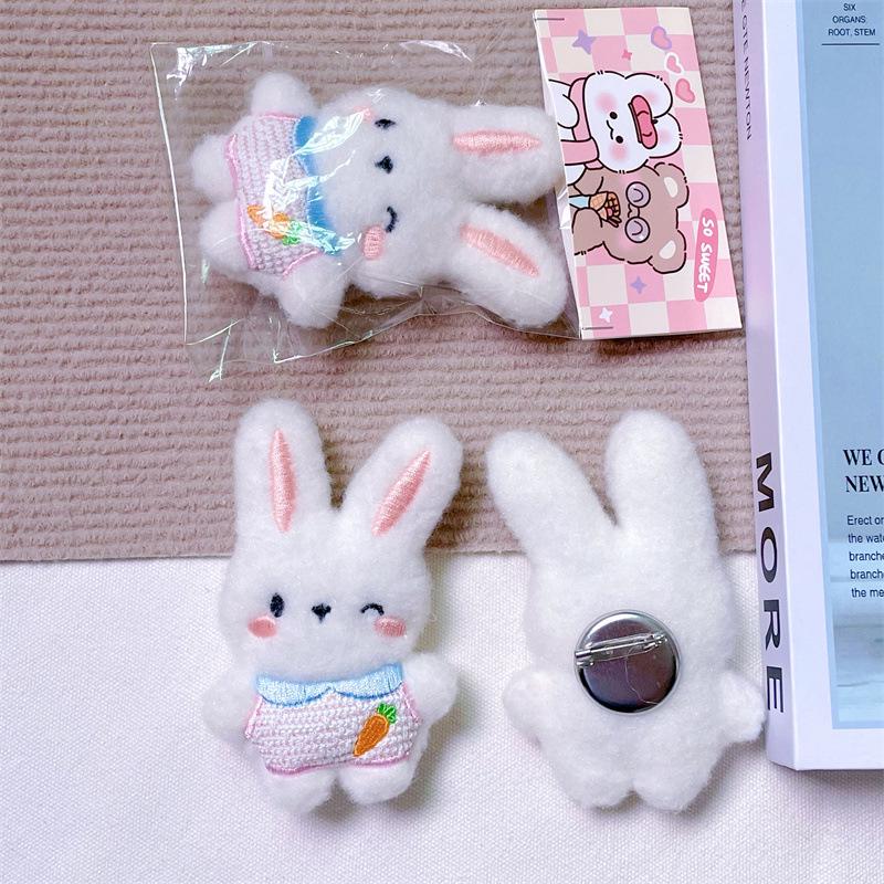 Entzückende Kaninchen-Plüschpuppe: Weich, Niedlich, Ganzkörper-Hasenmädchen Herz-Tasche Brosche Accessoire.