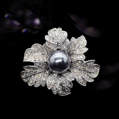 Die Rosenbrosche ist eine vielseitige und elegante Perlenbrosche mit einem leichten Luxusdesign.