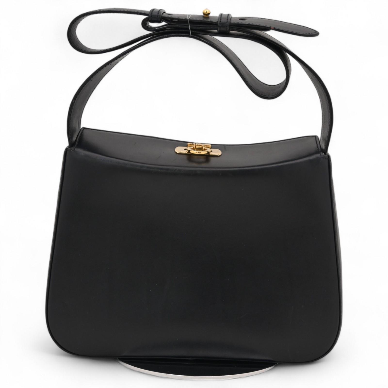 

Auth Ferragamo Gancini shoulder bag black sf6610ss
