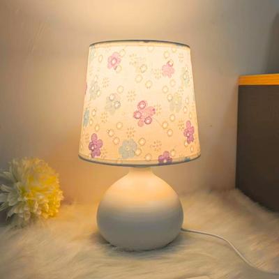 Moderne, USB-betriebene Schreibtischlampe mit warmem Licht – schlichter, lila Lampenschirm mit Blumenmuster, geeignet für Schlafzimmer, Wohnzimmer oder Büro.