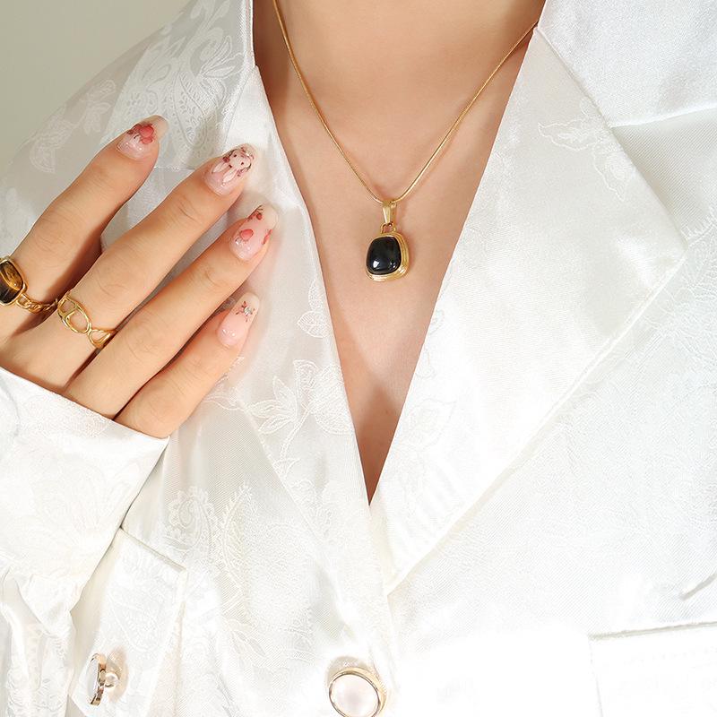 Elegant Black & White Faux Pearl Pendant Necklace for Women with Gold-Plated Titanium Steel Snake Chain