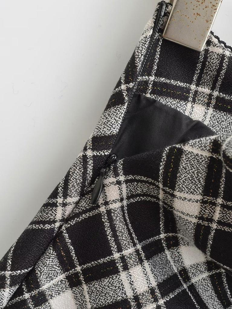 Spring Aristocratic Tartan Plaid Skirt with Safety Shorts - Retro British Style, Bowknot Accent, Hip-Hugging, Versatile Women's Short Skirt.
