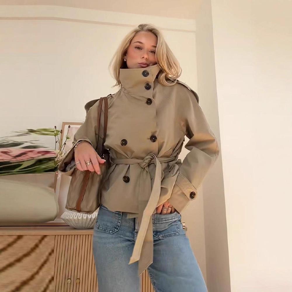 Women's Short Trench Coat with High Collar, Blue Denim Jeans, and Brown Crossbody Bag, Casual Chic Outfit