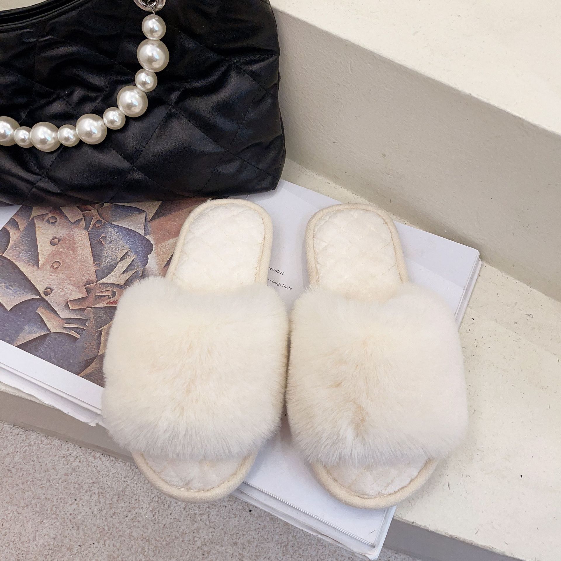 

Large size fluffy slippers women s 2025 autumn and winter new indoor flat bottom fashion big rabbit fur cotton slippers 36-37 белый