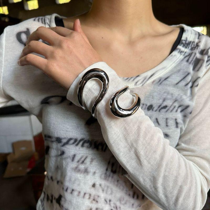 

Американский полый асимметричный браслет-кольцо из сплава, женский нишевый стиль, геометрический простой браслет, женский доступный роскошный причудливый орнамент Silver