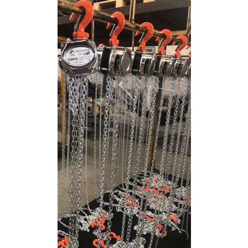 A win-win situation: this lightweight, compact chain hoist with a 0.25 ton chain and 2.5m silver chain hoist is CE and GS certified and ideal for lift