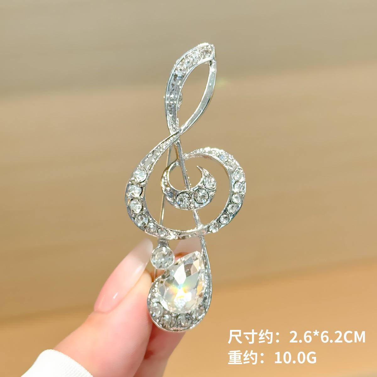 

Креативные буквы, музыкальные ноты, инкрустированная бриллиантами брошь в виде скрипки, женские слова на груди, капающие маслом, продвинутое чувство, анти-световые аксессуары