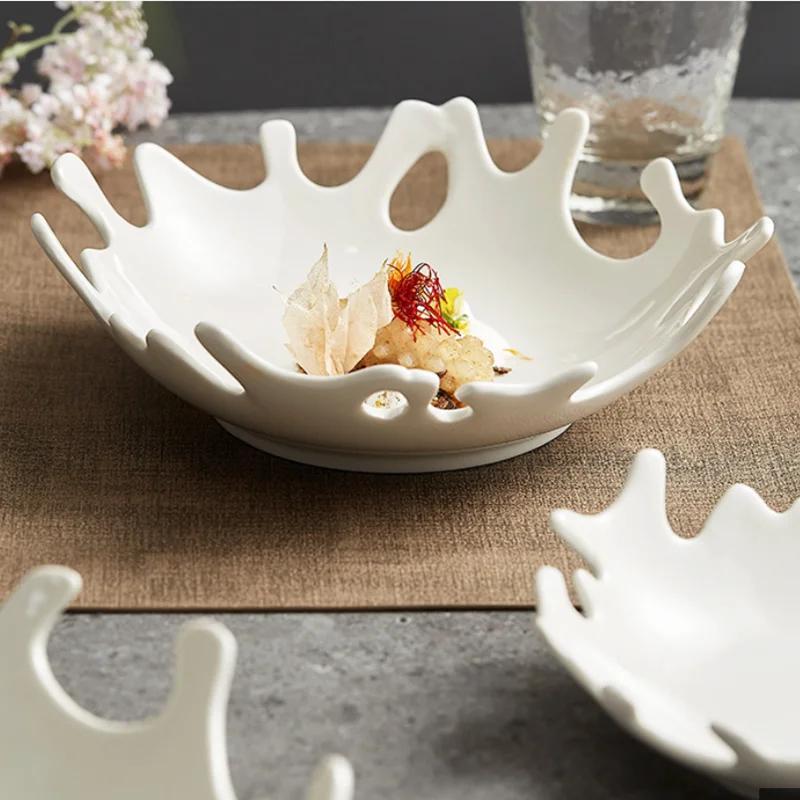 Kreatives weißes unregelmäßiges Keramikgeschirr, Salate, Desserts, Früchte, Koralle, Familiengerichte, Restaurantteller, Küchenutensilien