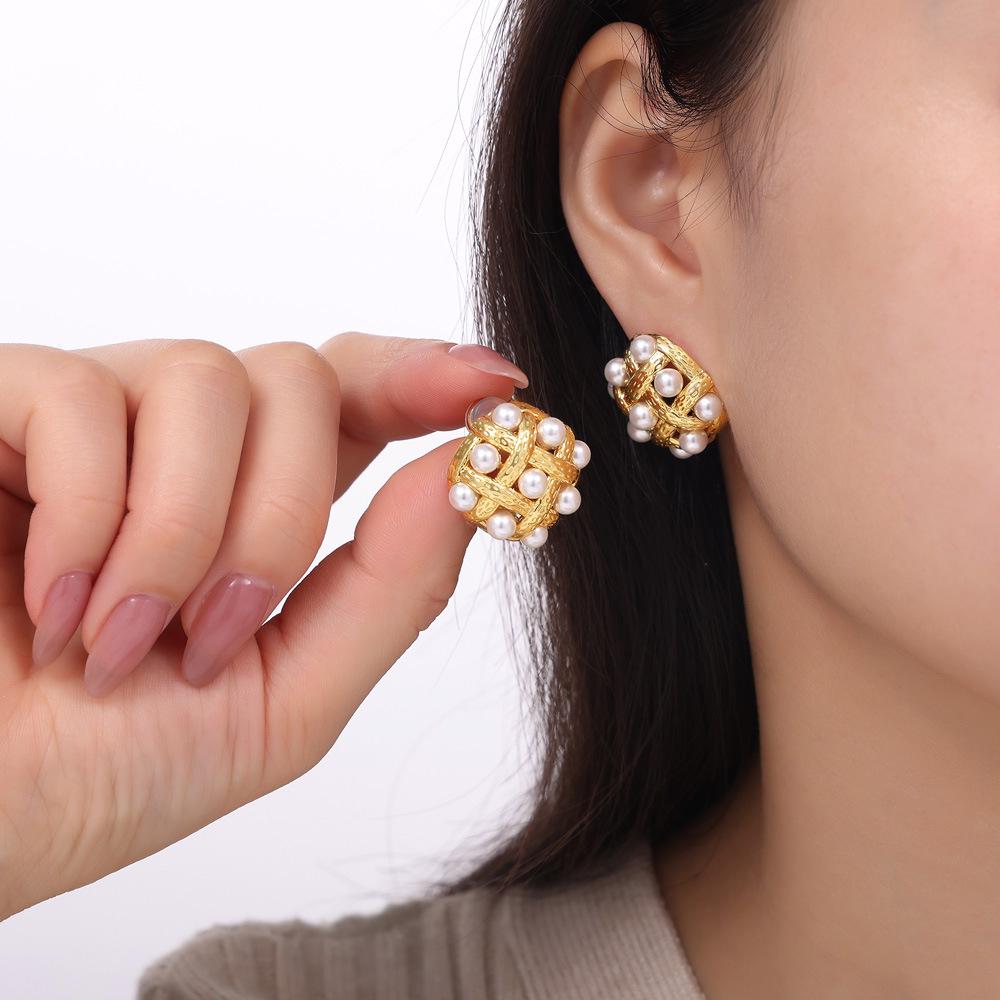 Elegant Vintage Retro High-Gloss Mother-of-Pearl Stud Earrings, Hollow Woven Design, Copper Gold-Plated