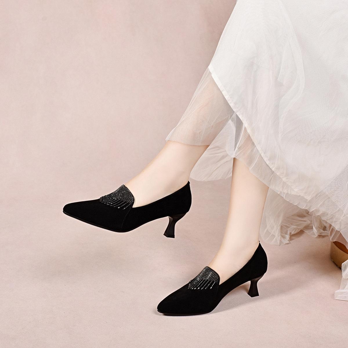

Женские туфли-лодочки на высоком каблуке с острым носком, осень-зима 2025, простые, темпераментные, маленькие черные туфли на один педаль, всесезонные, модные туфли с горячими бриллиантами 40