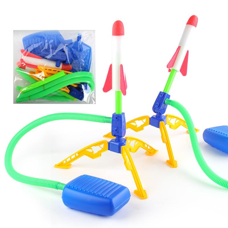 

Детские ножки наступают на катапультируемые игрушки для помещений и улицы, летающие маленькие ракетные установки, одинарные и двойные ракеты-носители, пусковые установки