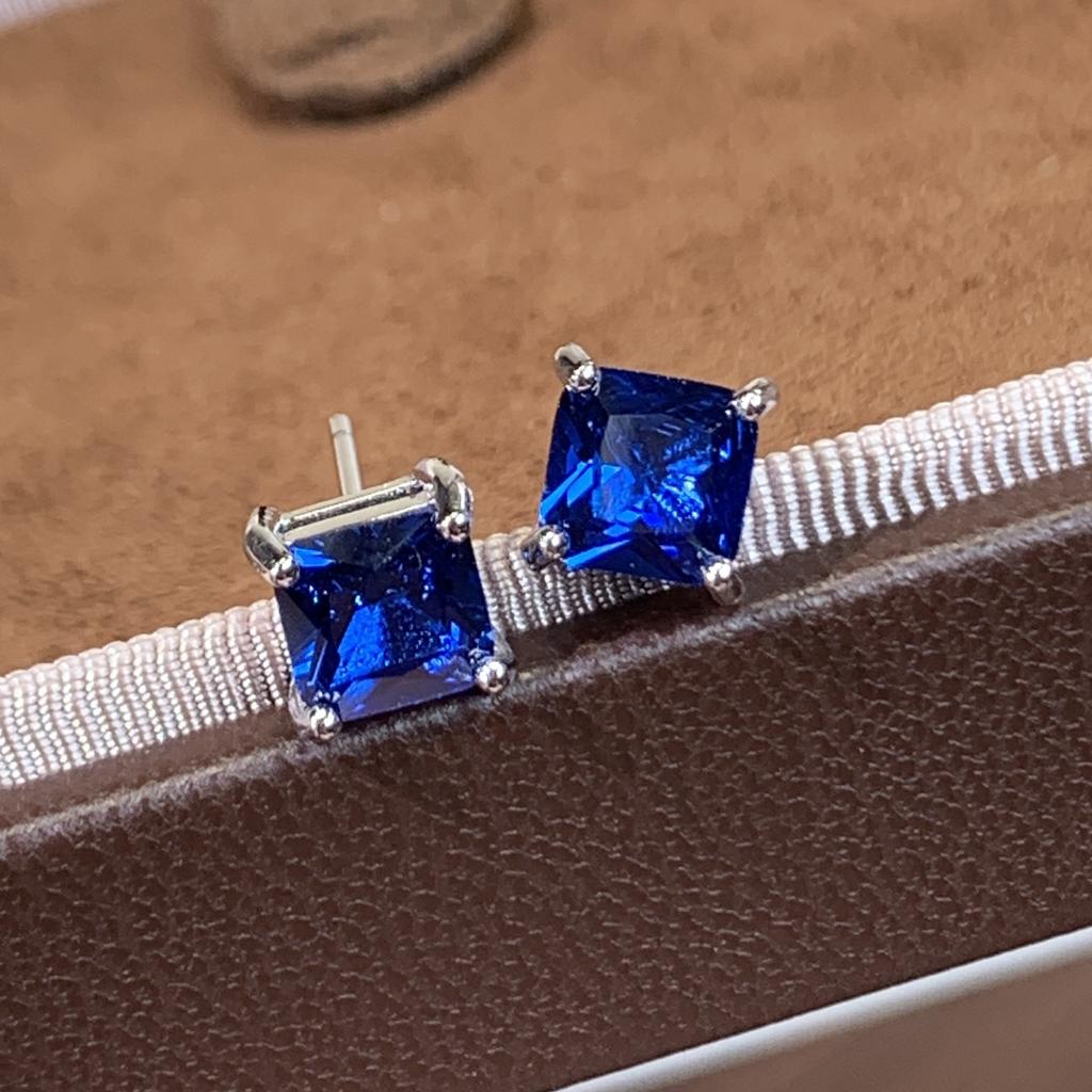 Korean Light Luxury Isn't High-end Cultivation Gemstone 6 * 6 Stud Earrings Simple and Small Accessories