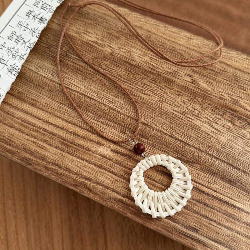 High-End Women's Retro Oval Geometric Resin Necklace