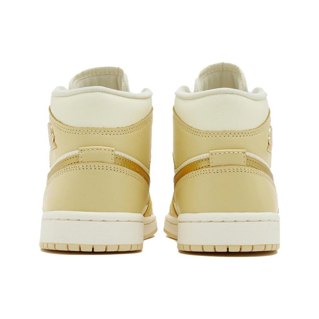 Baskets Air Jordan 1 Mid Pale Vanilla Gold pour Femmes Crème Métallique-Or Lait de Coco FB9892-200