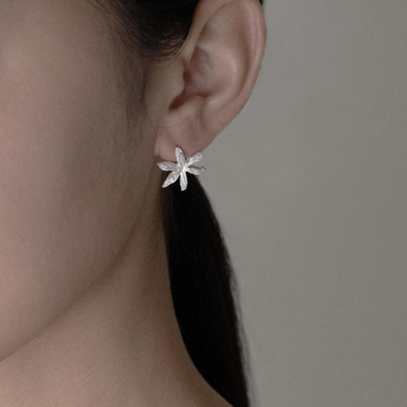 Mouvebament White Flower Earring_Silver925