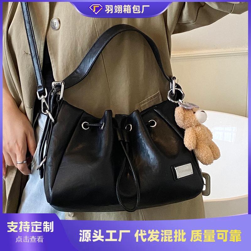 Retro bag women's large-capacity new autumn and winter niche pleated messenger bag single shoulder underarm commuter bag