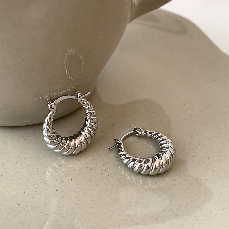 Retro Cold Wind Croissant Texture Spiral Earrings Hundred with Ins Style Croissant-shaped Atmospheric Earrings Elegant Accessories Classic Jewelry