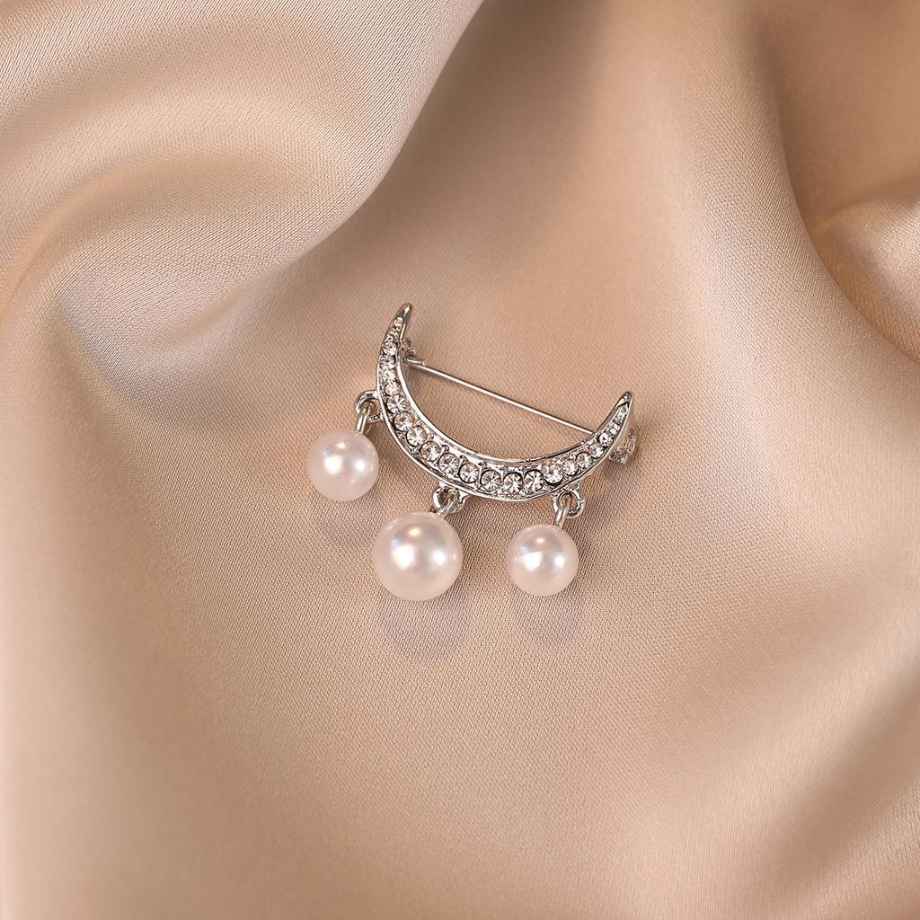 Petite Broche Lune Perle, Broche à Fermoir Anti-éblouissement en Alliage, Épinglette Accessoire de Vêtement Haut de Gamme et Luxe Léger