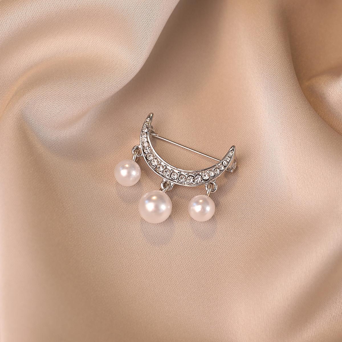 

Маленька брошка «Перловий місяць», брошка зі сплаву з антибліковим замком, шпилька для одягу високого класу та легкої розкоші 60#