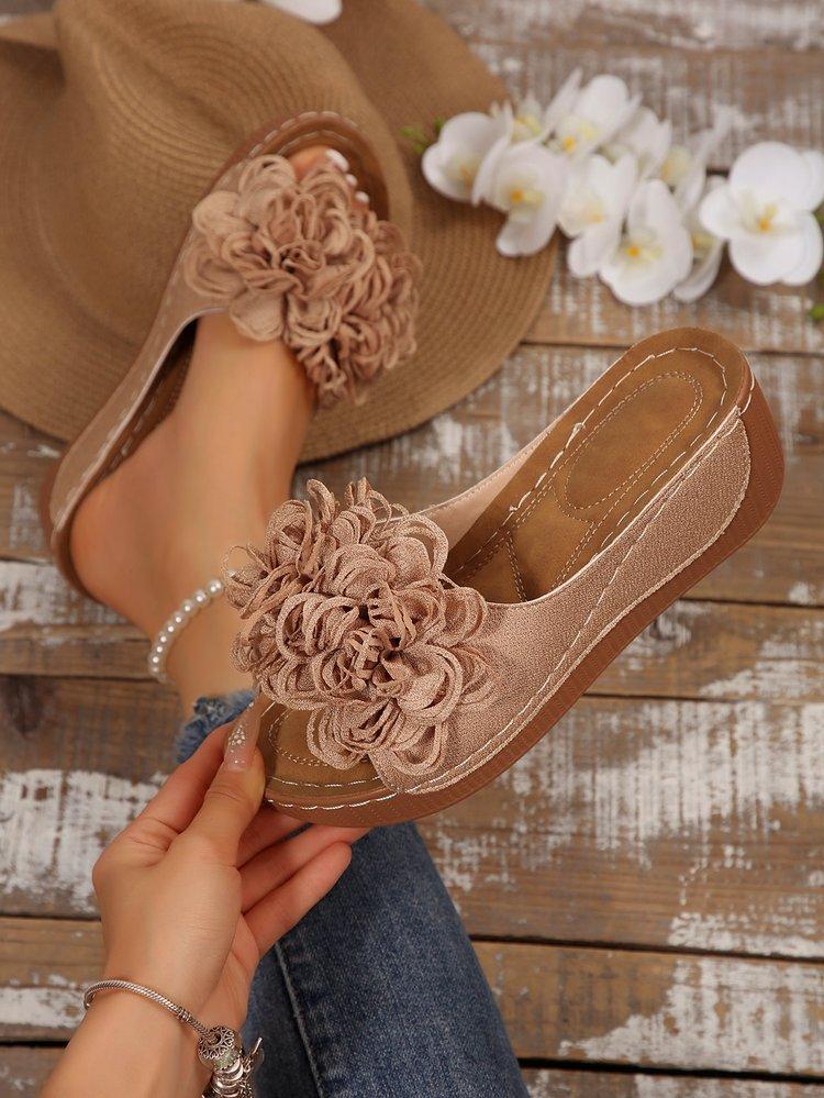 

Летние шлепанцы большого размера на танкетке, с толстой подошвой, с открытым носком и цветочным декором. 43 коричневый